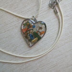 New-Heart Resin Pendant Necklace with Dried Flowers - White Cord